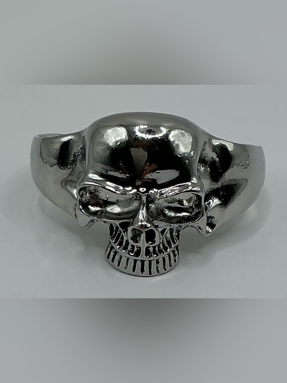 MENS LARGE SILVER TONE SKULL BRACELET